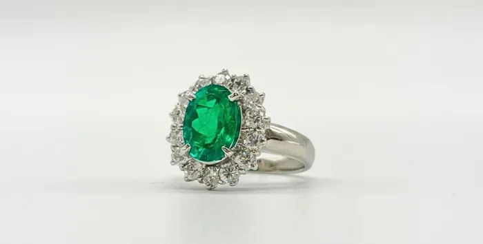 “緑の火”に喩えられる鮮やかな輝き「エメラルド」～その魅力や歴史からお手入れ方法までを紹介～