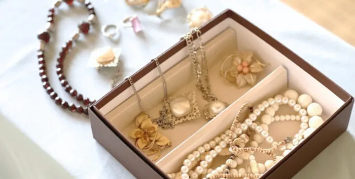 ジュエリーのお手入れ方法を素材別に紹介｜変色や曇りの原因も解説