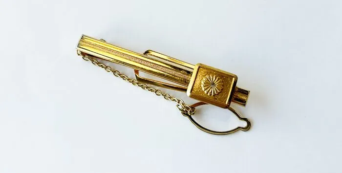 金のタイピンは買取に出せる⁈〜買取相場の決まり方やお手入れのコツを